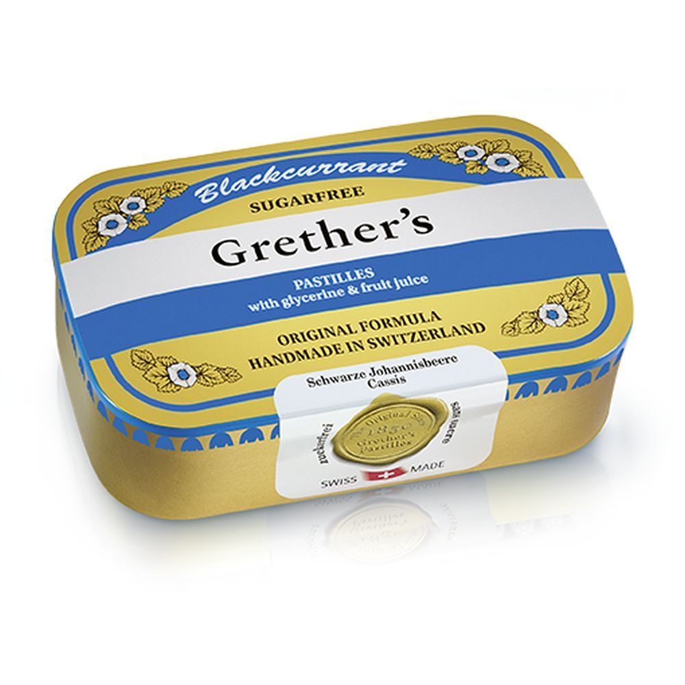 Goldfarbene Dose mit blau-weißem Deckel. Aufschrift: Grether's Pastilles, Blackcurrant, Sugarfree. Siegel: Swiss Made.