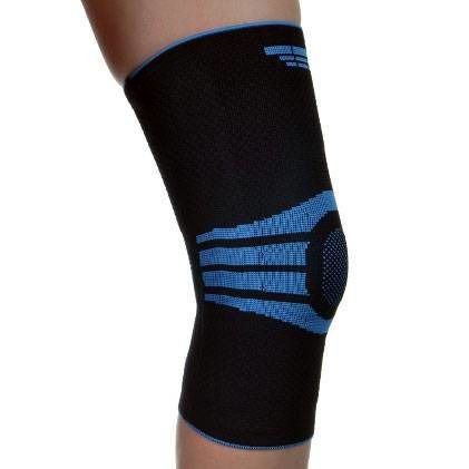 Genouillère noire avec accents bleus. Matière élastique avec renforts et bandes bleues. Pour le genou.