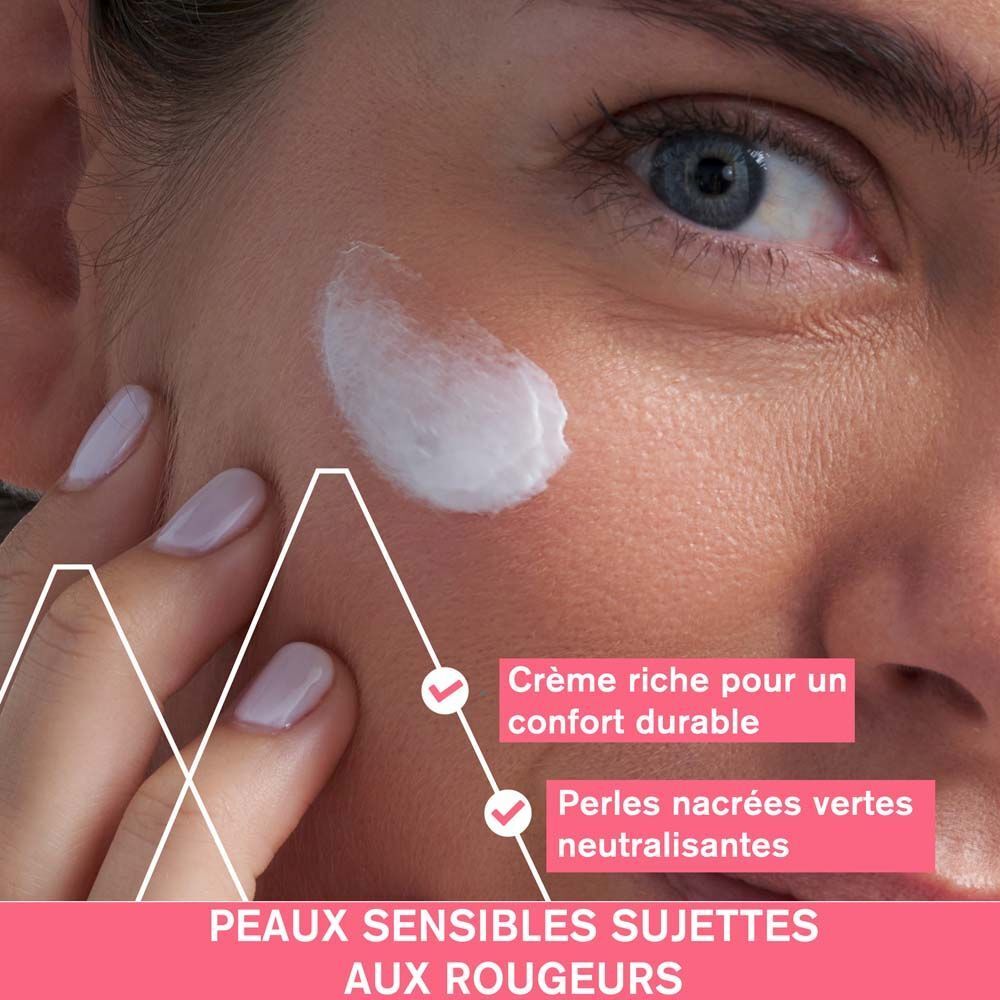 Femme appliquant de la crème. Texte en français. Nom du produit non visible.