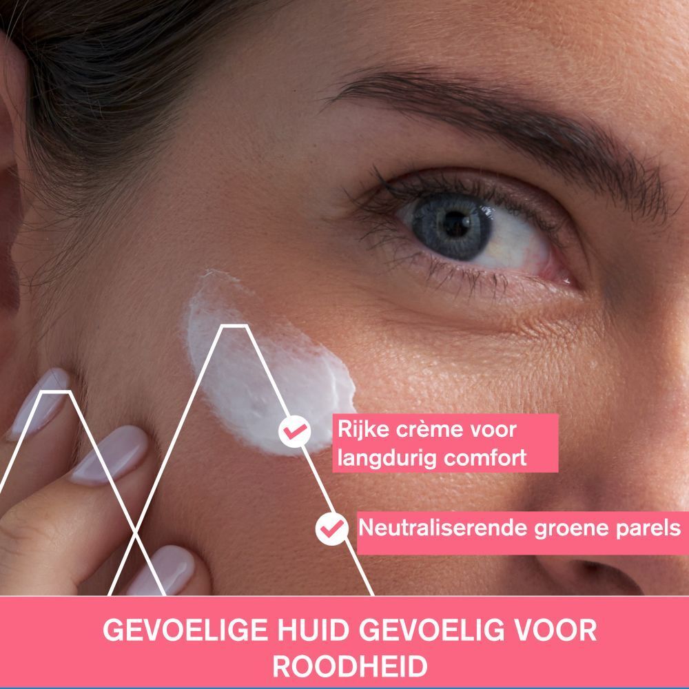 Vrouw brengt crème aan. Tekst in het Nederlands. Productnaam niet zichtbaar.