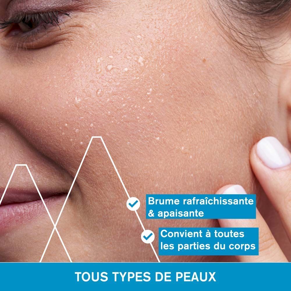 Gros plan sur un visage. Peau avec gouttelettes d'eau. Texte : Brume rafraîchissante & apaisante.