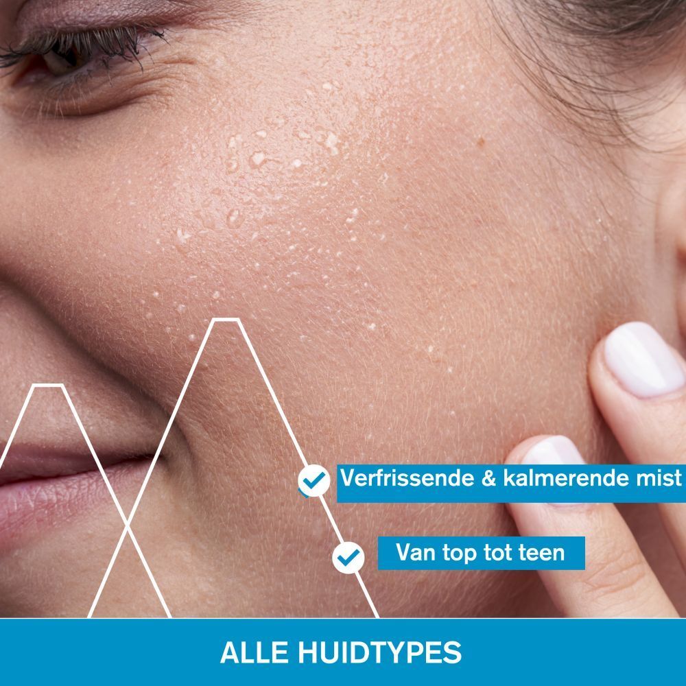 Close-up van een gezicht. Huid met waterdruppels. Tekst: Verfrissende & kalmerende mist.