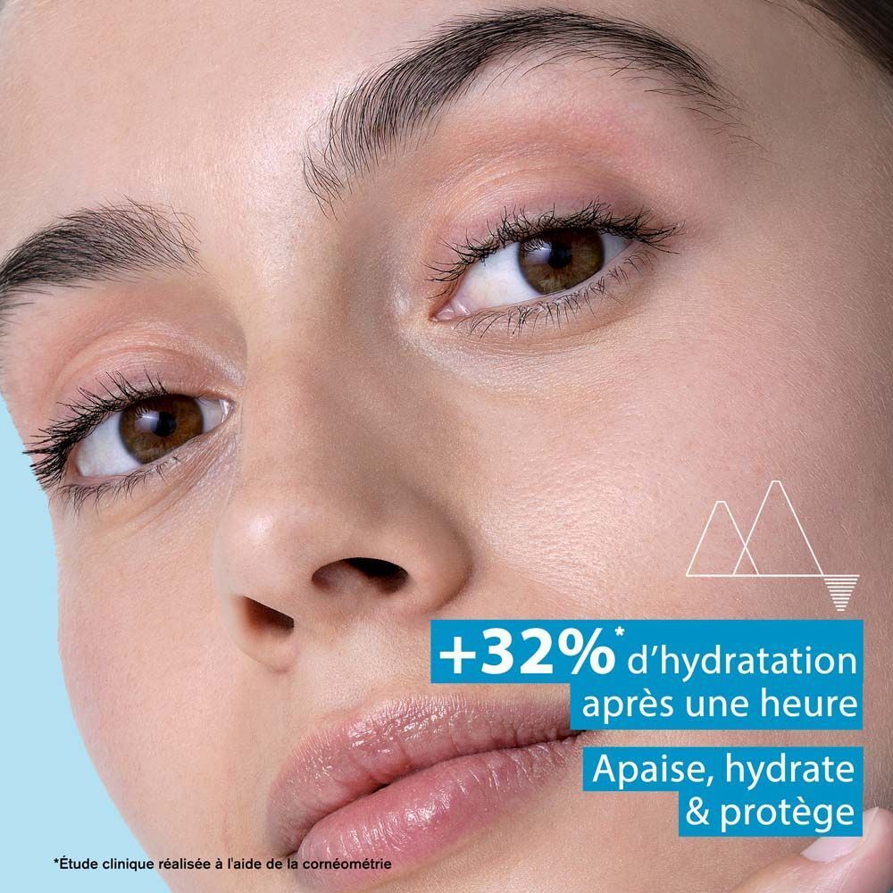 Gros plan sur un visage. Texte : +32% d'hydratation après une heure. Apaise, hydrate & protège.