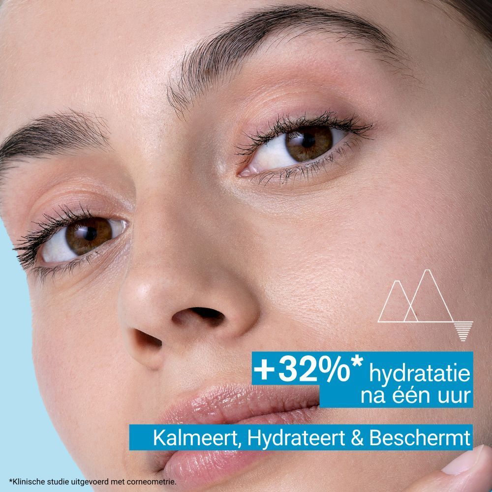 Close-up van een gezicht. Tekst: +32% hydratatie na één uur. Kalmeert, Hydrateert & Beschermt.