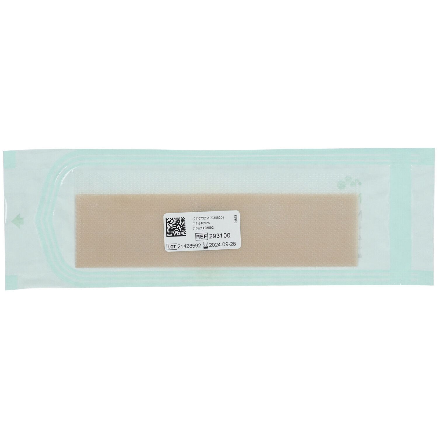 Pansement rectangulaire beige dans un emballage stérile. Numéro de lot et date de péremption imprimés.