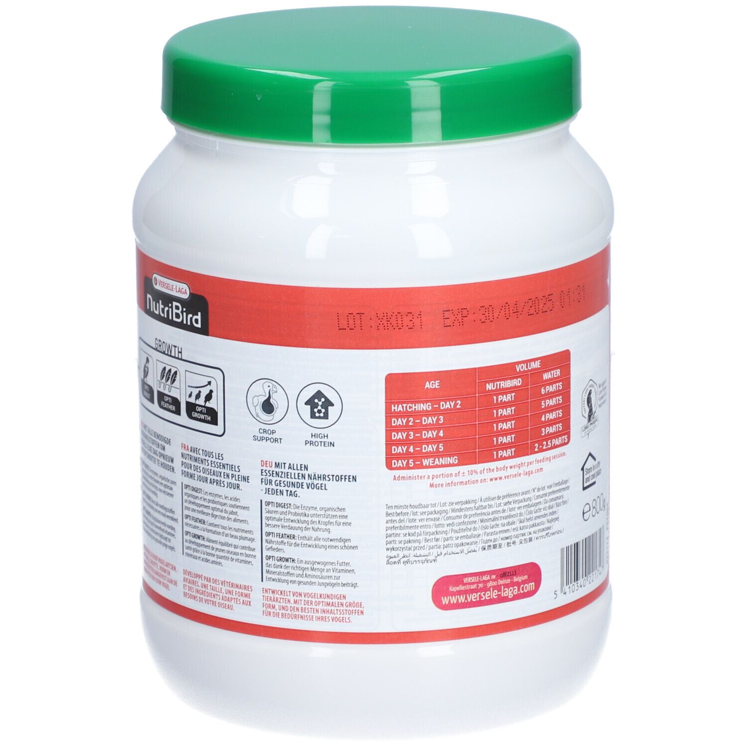 Weißer Behälter mit grünem Deckel. Rückseite mit Informationen. Enthält Informationen zur Fütterung von Jungvögeln. Mit Haltbarkeitsdatum.