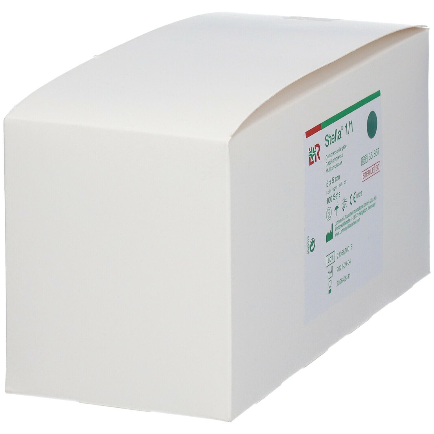Boîte en carton blanche, légèrement en biais. Étiquette avec inscription: Stella 1/1, 5 x 5 cm, 100 sets. Logo vert et rouge. Stérile EO.
