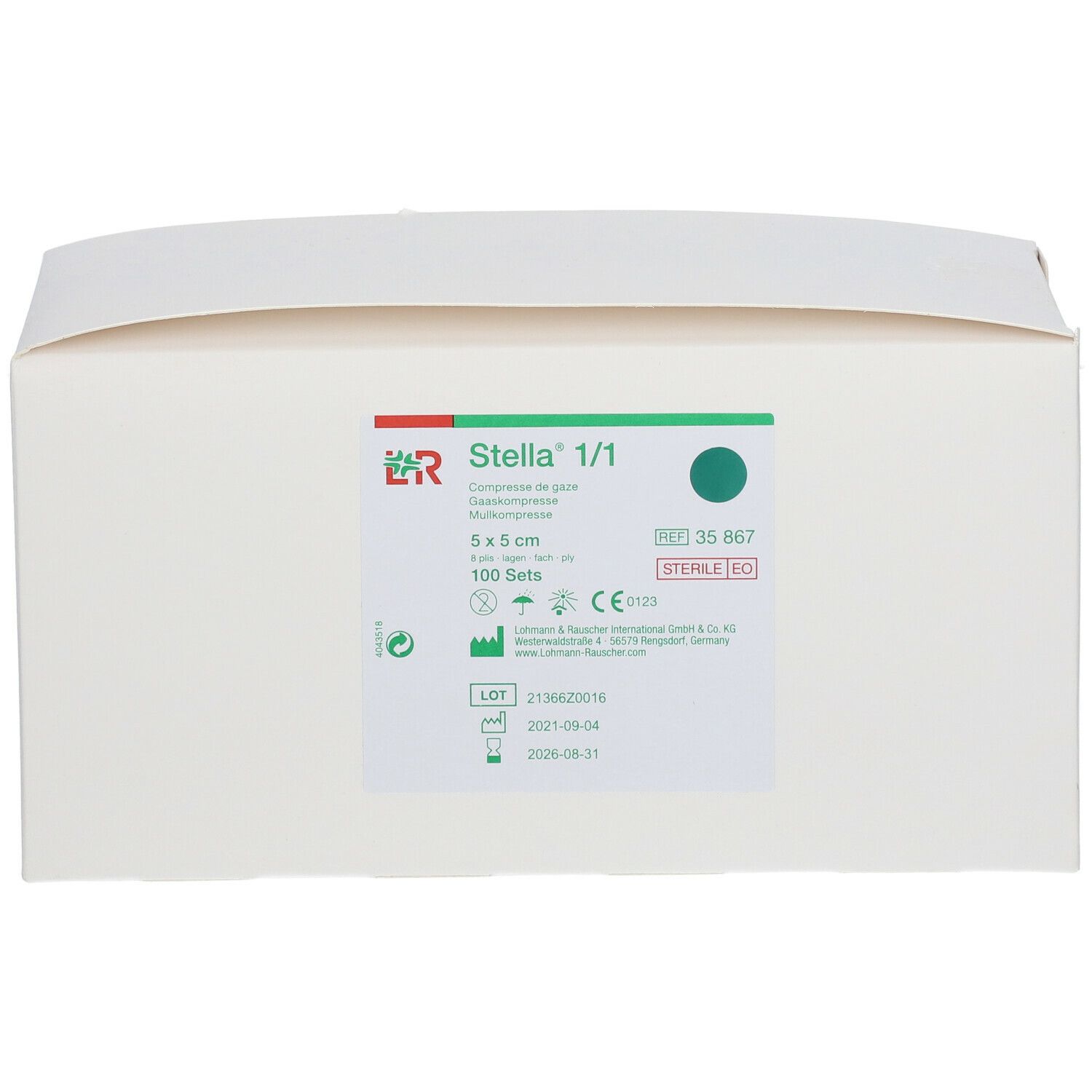 Boîte en carton blanche avec étiquette. Inscription: Stella 1/1, 5 x 5 cm, 100 sets. Logo vert et rouge. Marque stérile EO.