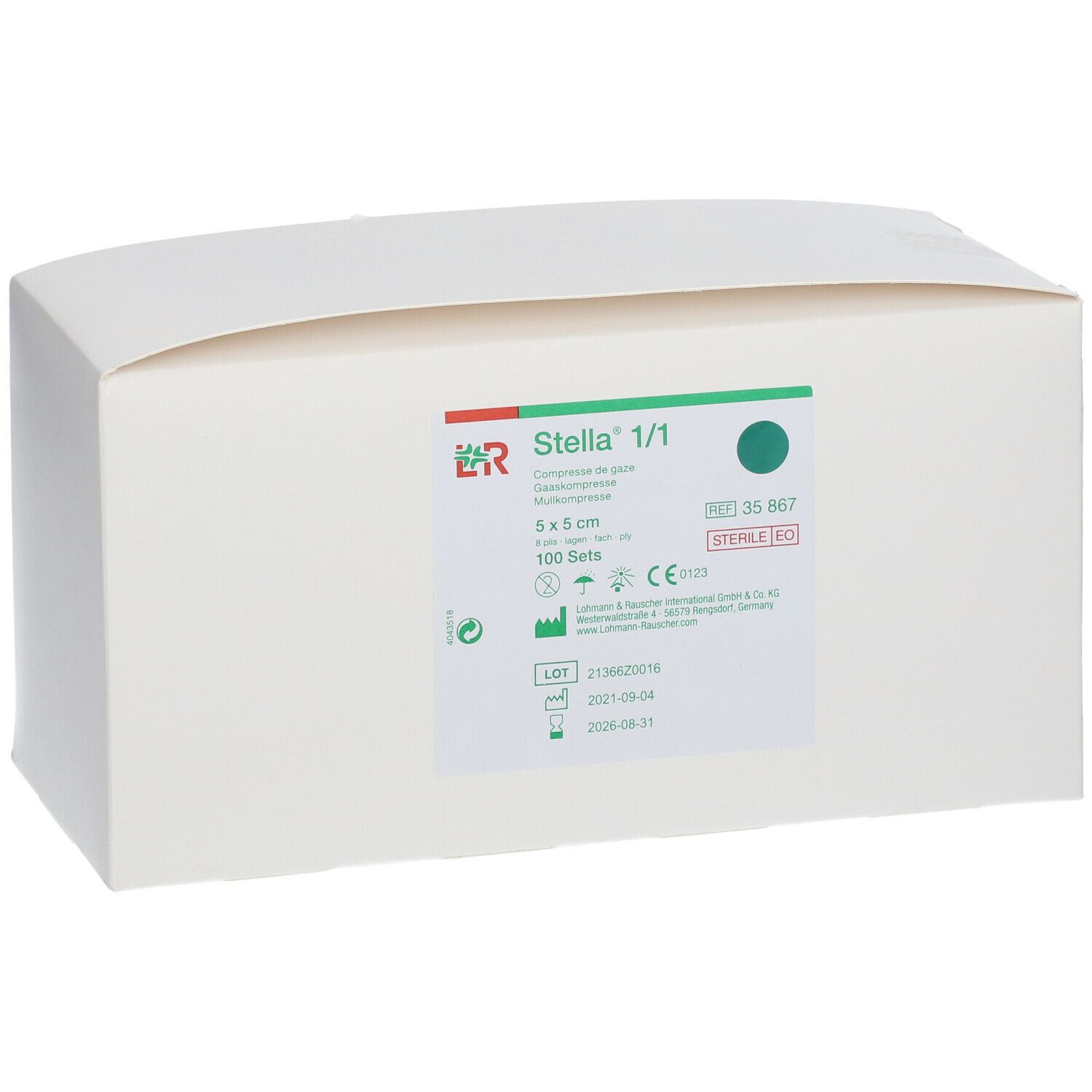 Boîte en carton blanche avec étiquette. Inscription: Stella 1/1, 5 x 5 cm, 100 sets. Logo vert et rouge. Marque stérile EO.