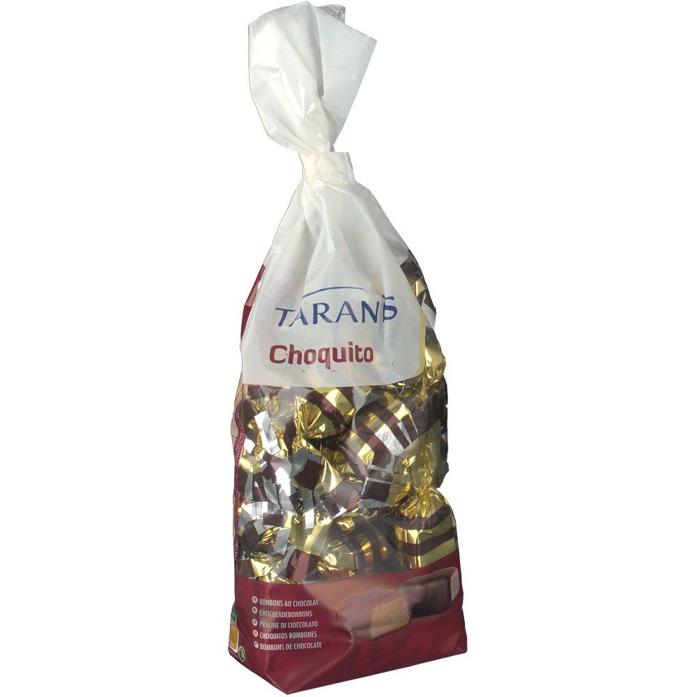 Sachet de bonbons au chocolat. Visible : marque Taranis, nom du produit Choquito. Bonbons emballés individuellement en feuilles d'or et marron. Fond rouge.