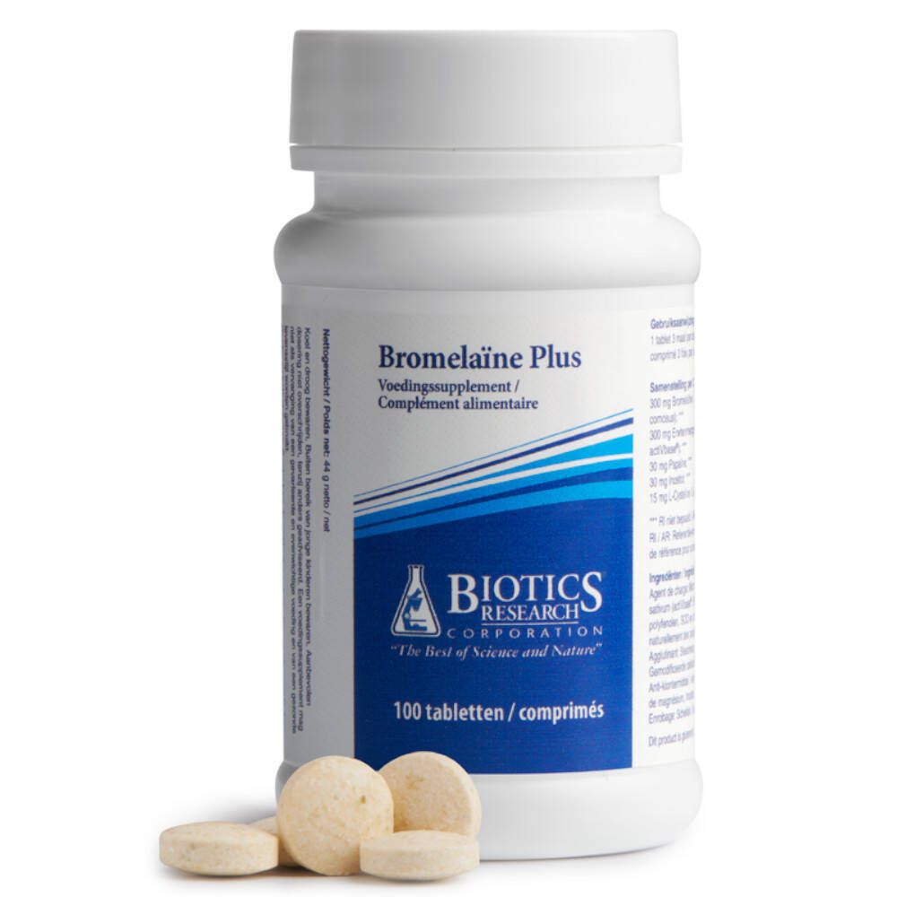 Witte tablettenfles met blauw etiket en tabletten ernaast. Opschrift: Bromelaïne Plus, 100 tabletten. Merk: Biotics Research.