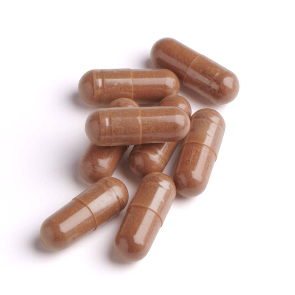 Zeven bruine capsules op witte achtergrond. Capsulevorm, langwerpig.
