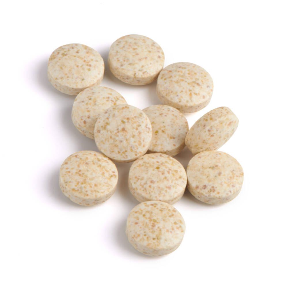Nahaufnahme von 11 hellbraunen Tabletten. Runde Form, leicht unebene Oberfläche. Auf weißem Hintergrund.