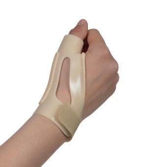 Orthèse de pouce beige, partiellement fixée au poignet. Fermeture velcro. Zones ouvertes.