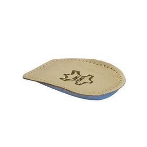 Talonnette beige avec logo marron. Base bleue. Bord perforé.