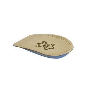 Coussinet de talon beige avec logo cuir. Dessous bleu. Forme pour pied gauche.