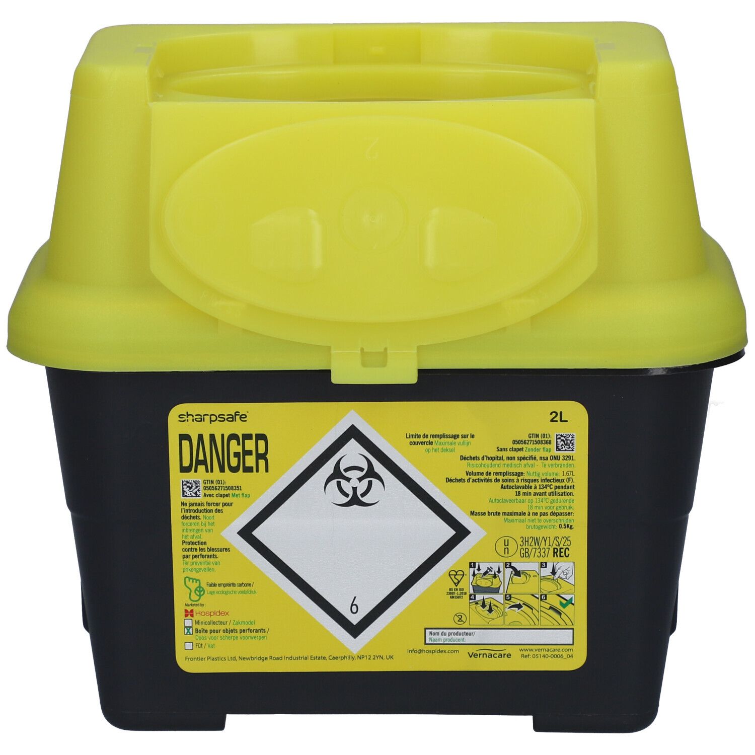 Geel-zwarte container met deksel. Opschrift 'Sharpsafe', 'DANGER' en biohazard-symbool. Capaciteit: 2L.
