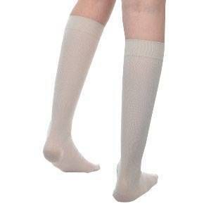 Chaussettes montantes beiges. Les chaussettes couvrent le pied et la jambe jusqu'au genou. Fabriquées dans un matériau doux.