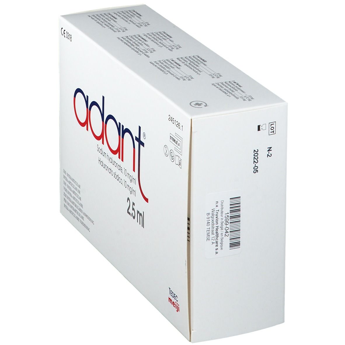Boîte pliante blanche avec "adant" en rouge et bleu. Contient du hyaluronate de sodium. 2,5 ml. Vue latérale.