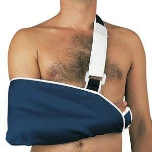 Écharpe de bras bleue avec sangle d'épaule blanche. Boucle noire. Soutient le bras gauche.