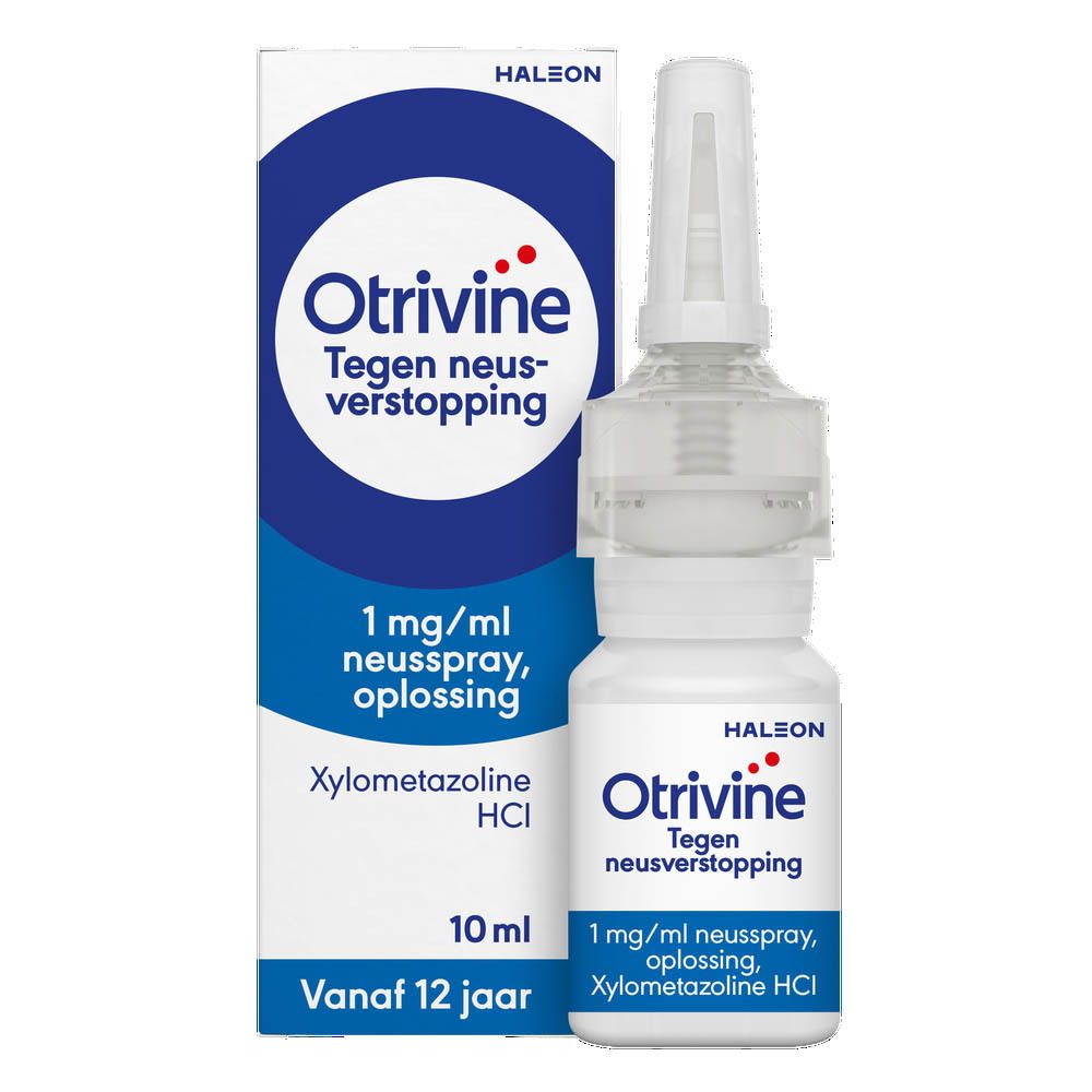 Witte neussprayfles en doos. Opschrift: Otrivine, 1 mg/ml, Xylometazoline HCl. 10 ml. Voor kinderen vanaf 12 jaar.
