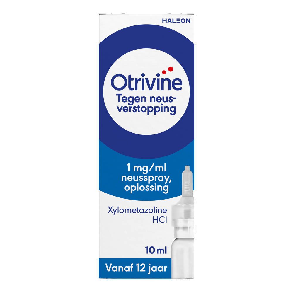 Witte neussprayfles en doos. Opschrift: Otrivine, 1 mg/ml, Xylometazoline HCl. 10 ml. Voor kinderen vanaf 12 jaar.