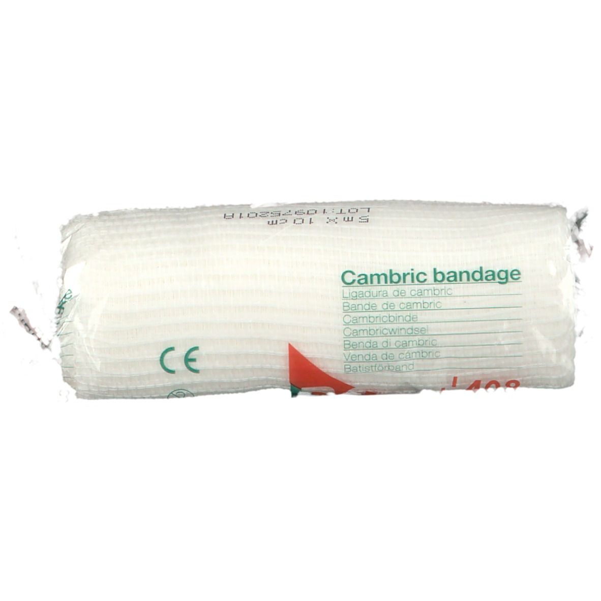 Rouleau de bandage en emballage plastique. Inscriptions : Cambric bandage, marquage CE, triangle rouge. Matériau de bandage blanc visible.
