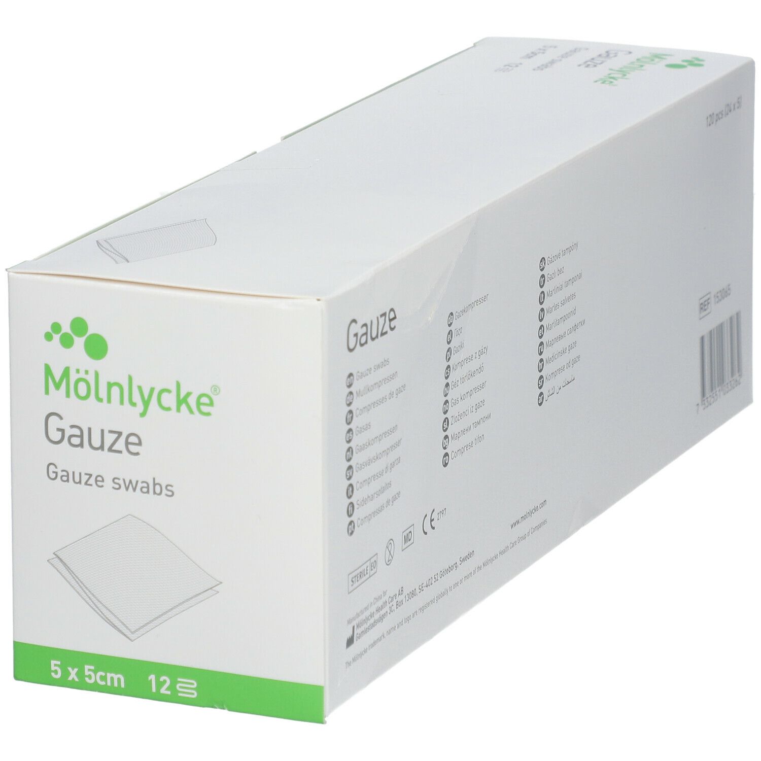 Schuin geplaatste witte kartonnen verpakking met groene accenten. Opschrift: Mölnlycke Gauze, 5x5cm, 12 stuks. Gazen afgebeeld.