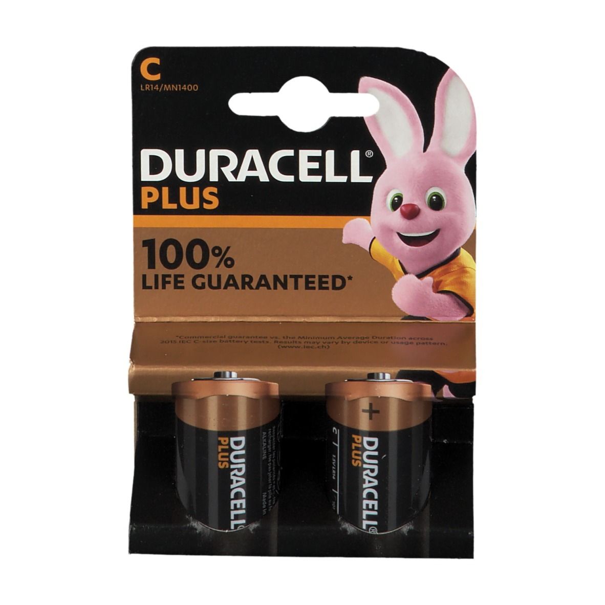 Twee DURACELL PLUS batterijen in verpakking. Zwarte en koperkleurige batterijen. Verpakking met logo en konijn.