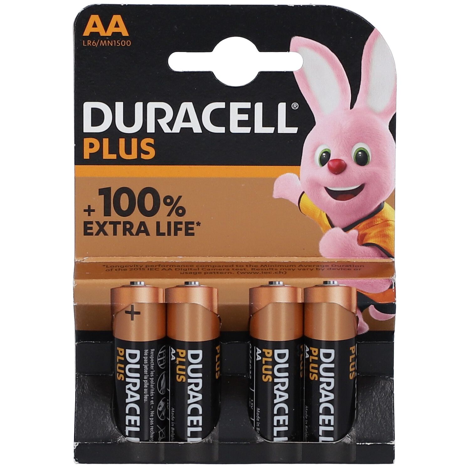 Piles DURACELL® PLUS en emballage blister. Quatre piles AA. Inscription : +100% EXTRA LIFE. Avec le lapin Duracell.