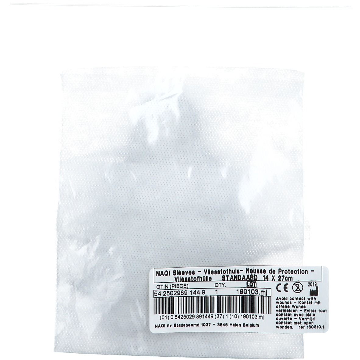 Emballage transparent blanc avec étiquette produit. Étiquette avec nom du produit, dimensions, numéro de lot et marquage CE. Nom du produit: NAQI Sleeves.