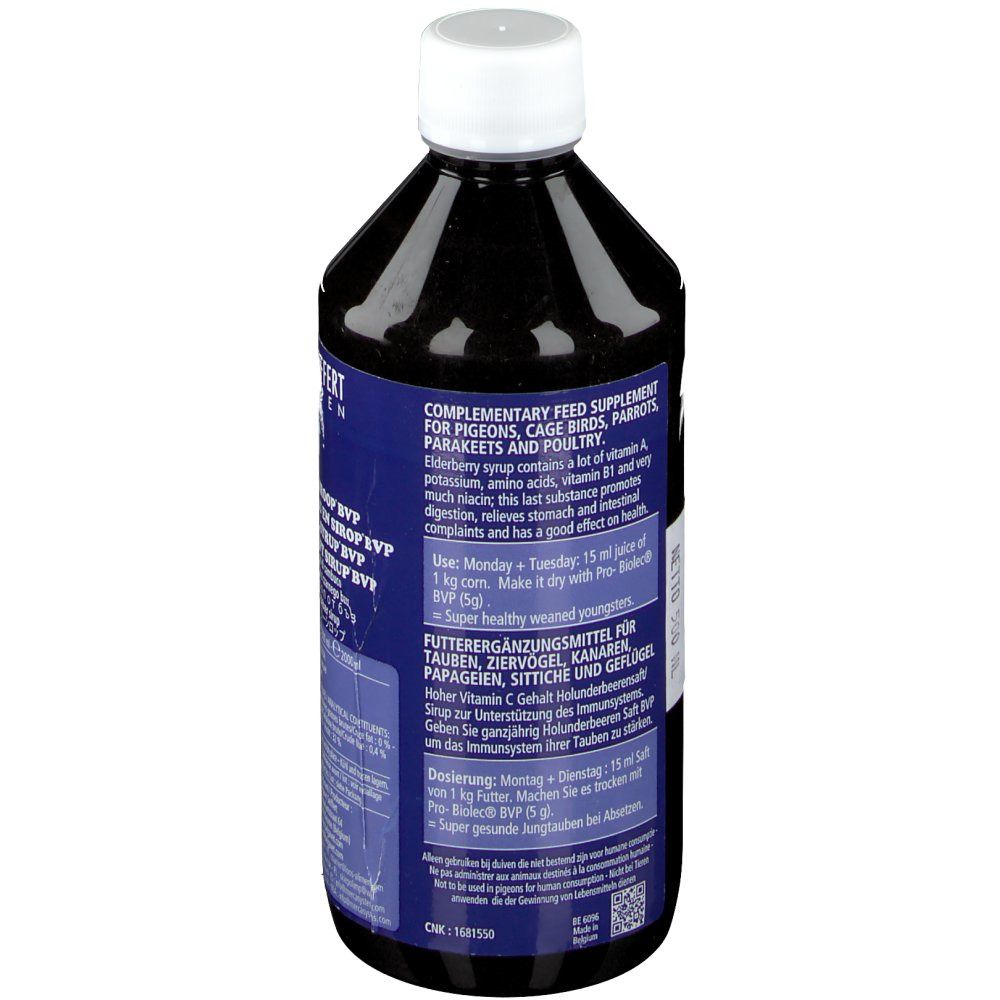 Achterkant van de fles. Blauw etiket met tekst: Aanvullend diervoeder voor duiven, kooivogels, papegaaien en pluimvee. Bevat vitamine C.