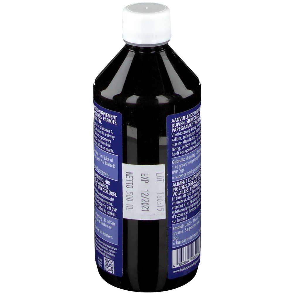 Achterkant van de fles. Blauw etiket met tekst: Aanvullend diervoeder voor duiven, kooivogels, papegaaien en pluimvee. Netto gewicht 500 ml.