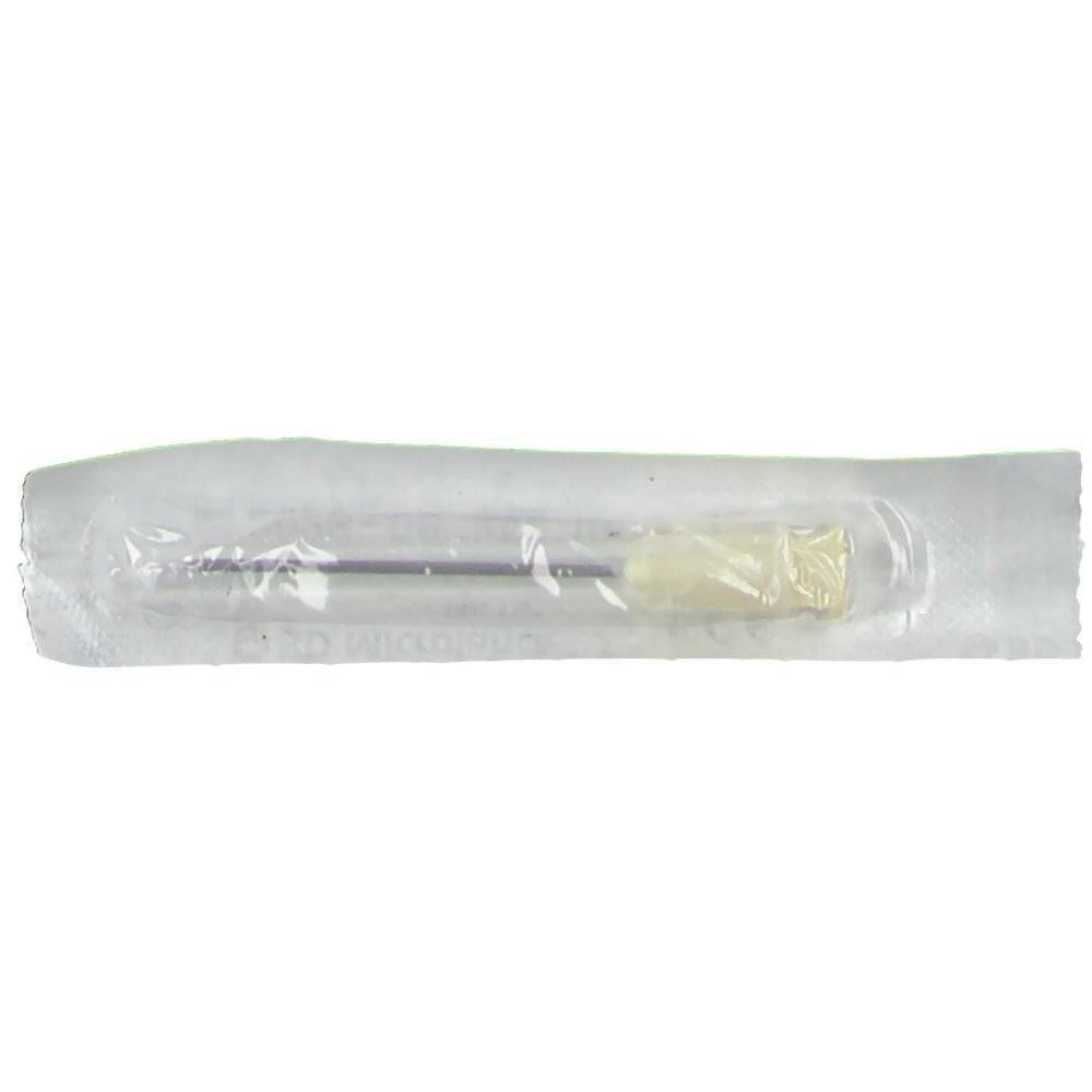 Aiguille d'injection emballée dans du plastique transparent, avec protection jaune. L'aiguille est en métal.