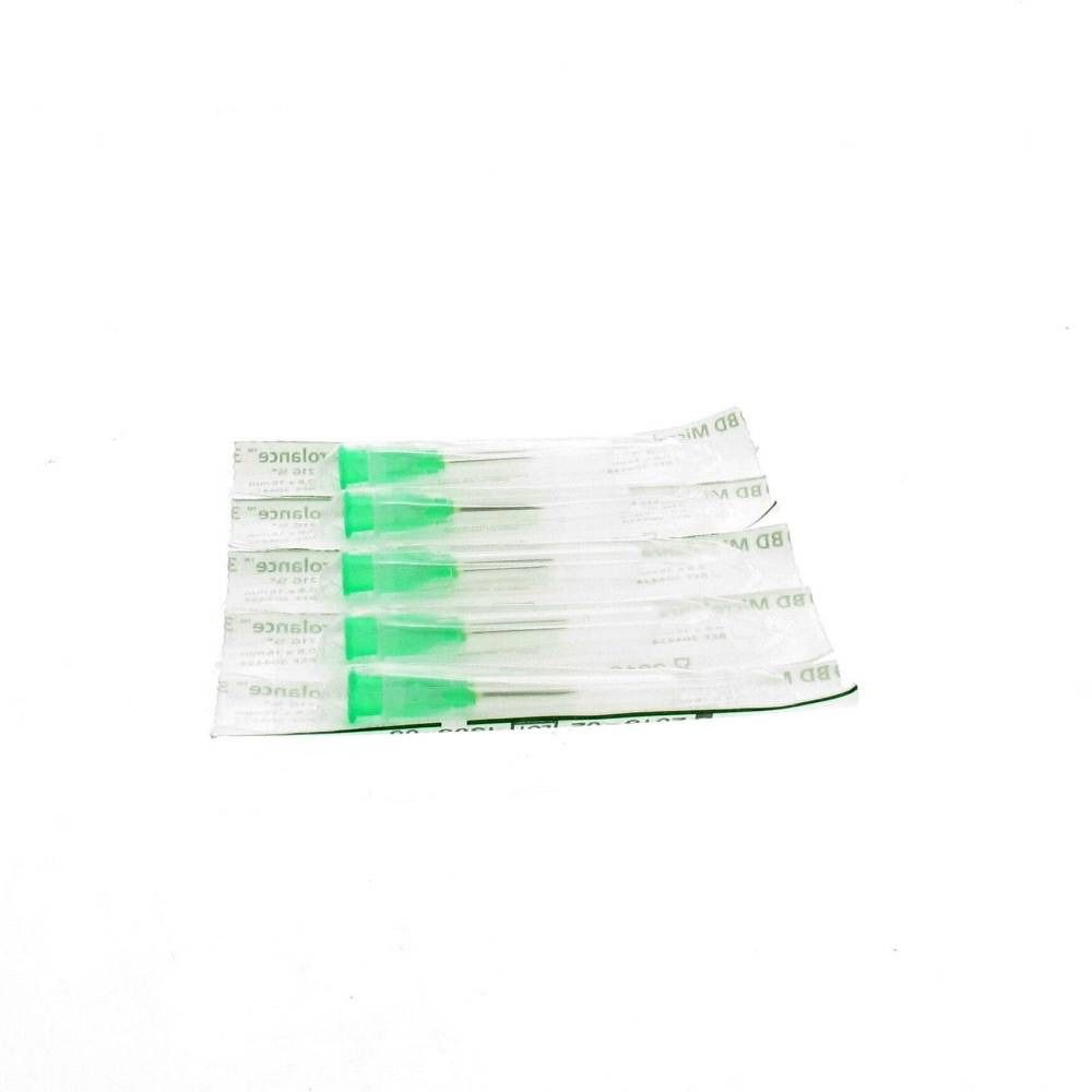 Plusieurs aiguilles hypodermiques stériles avec capuchons verts. Les aiguilles sont disposées dans des emballages transparents.