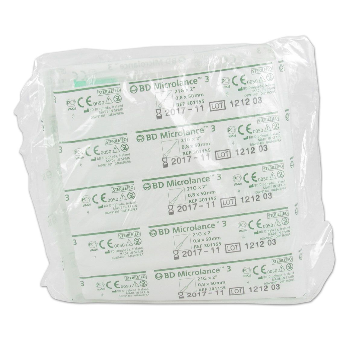 Emballage de plusieurs aiguilles médicales. Inscriptions : BD Microlance 3, 21G x 2", symboles stériles, marquage CE.
