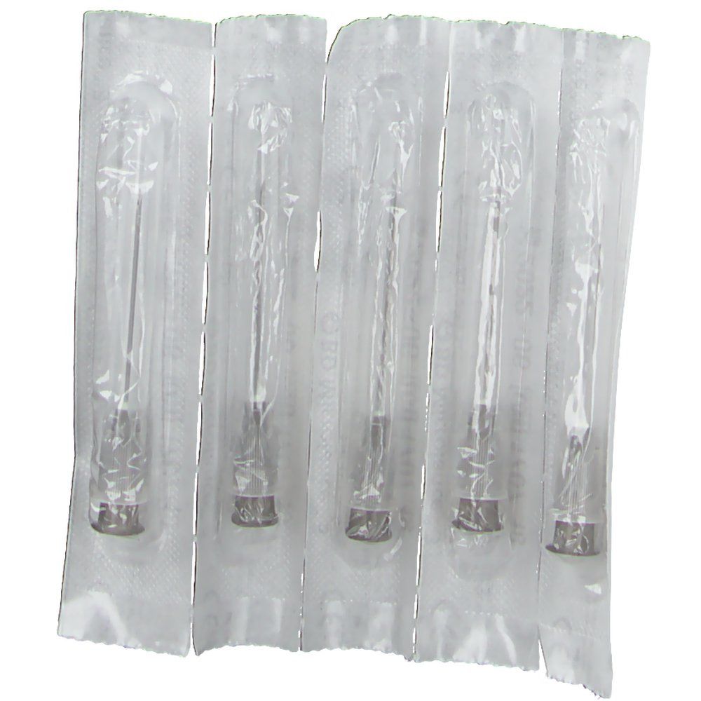 Cinq aiguilles d'injection stériles en emballage individuel. Aiguilles métalliques avec enveloppes en plastique transparent. Emballage en plastique transparent.