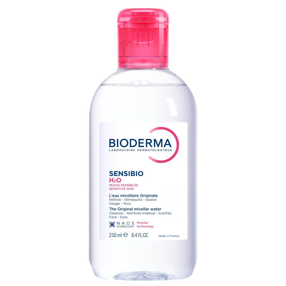 Flacon transparent avec bouchon rouge. Inscription: Bioderma Sensibio H2O. Texte en français.