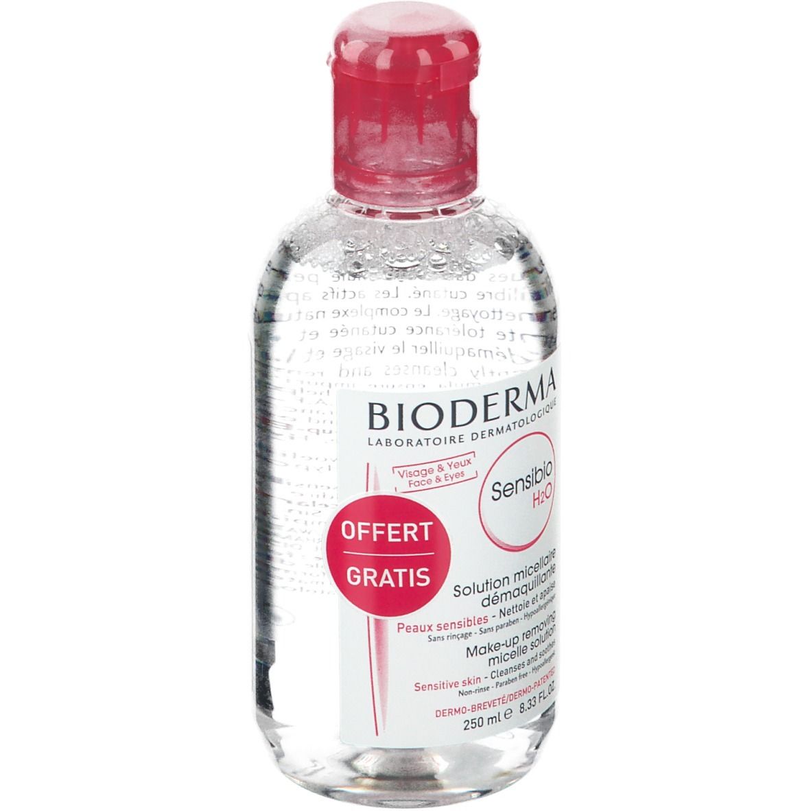 Klare Flüssigkeit in einer Flasche mit rotem Verschluss. Aufschrift: Bioderma Sensibio H2O. Mit Gratis-Aufkleber.