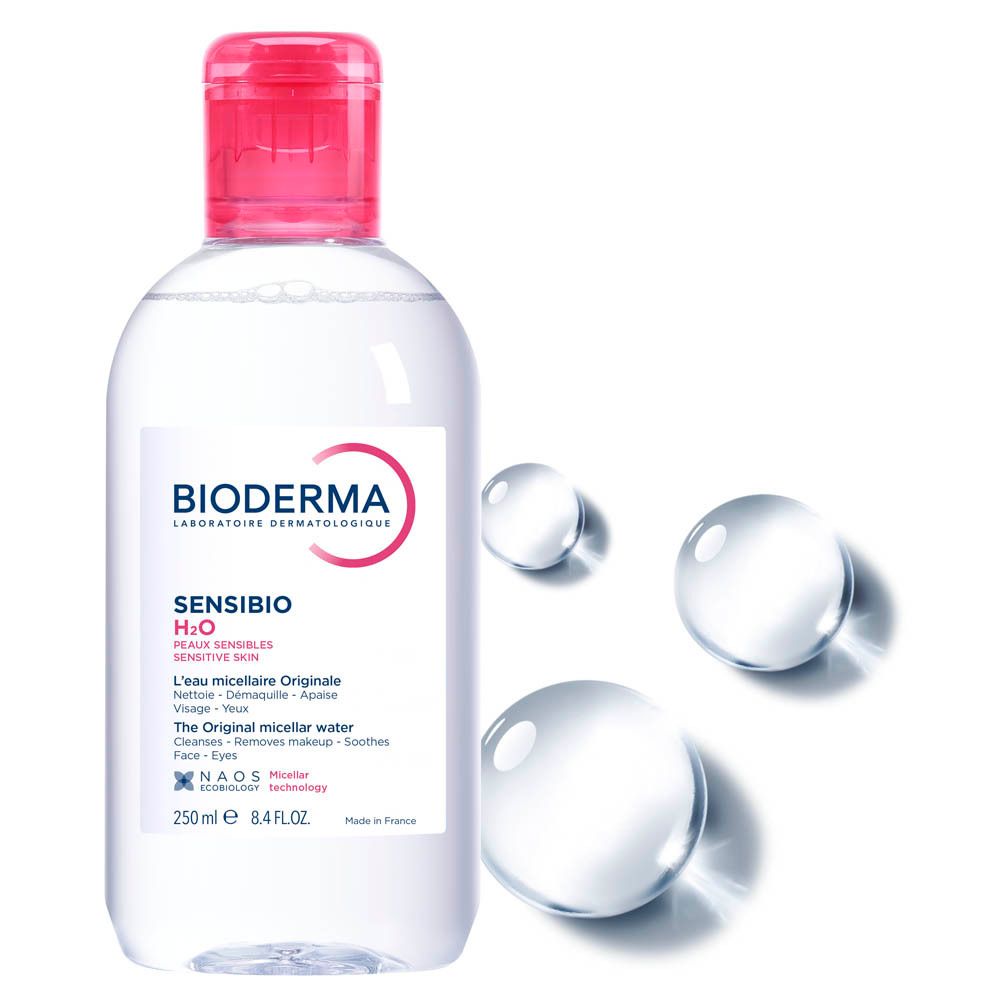 Flacon transparent avec bouchon rouge. Inscription: Bioderma Sensibio H2O. Texte en français.