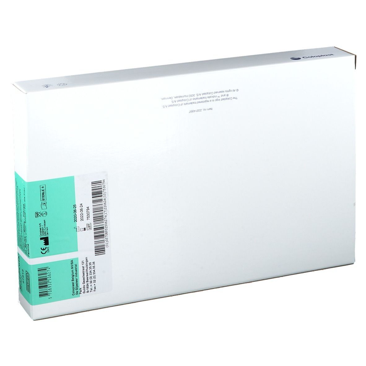 Emballage blanc avec étiquettes vertes. Code-barres et informations produit. Stérile.