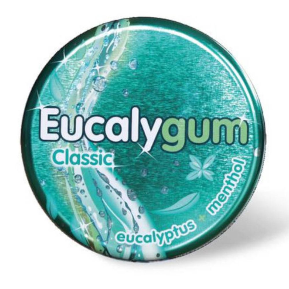 Boîte ronde verte Eucalygum Classic. Inscription: Eucalypgum, Classic, Eucalyptus + Menthol. Fond avec effet eau.