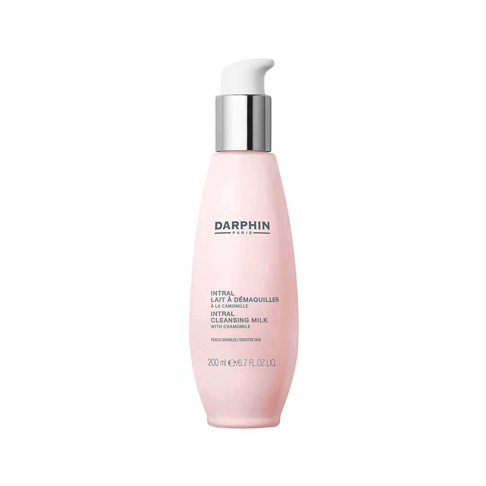 Roze fles met witte pomp. Opschrift: DARPHIN, Intral Lait à Démaquiller, Intral Cleansing Milk with Chamomile.