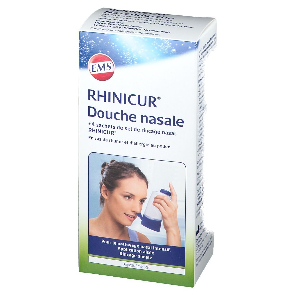 Boîte de Rhinicur Douche nasale. Contient +4 sachets de sel de rinçage nasal. Femme utilisant la douche.