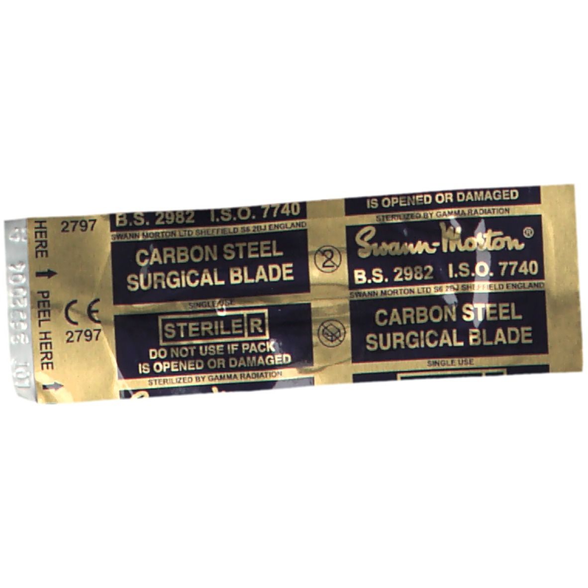 Verpakking met twee steriele chirurgische messen van koolstofstaal. Merk Swann-Morton, model nr. 15. Individueel verpakt.