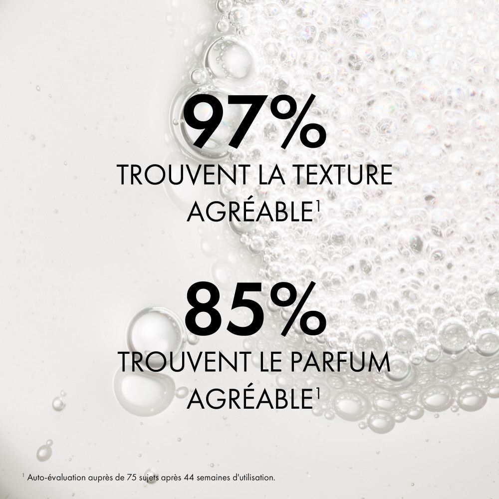 Gros plan d'un liquide avec bulles. Texte: Texture nacrée, Parfum agréable.