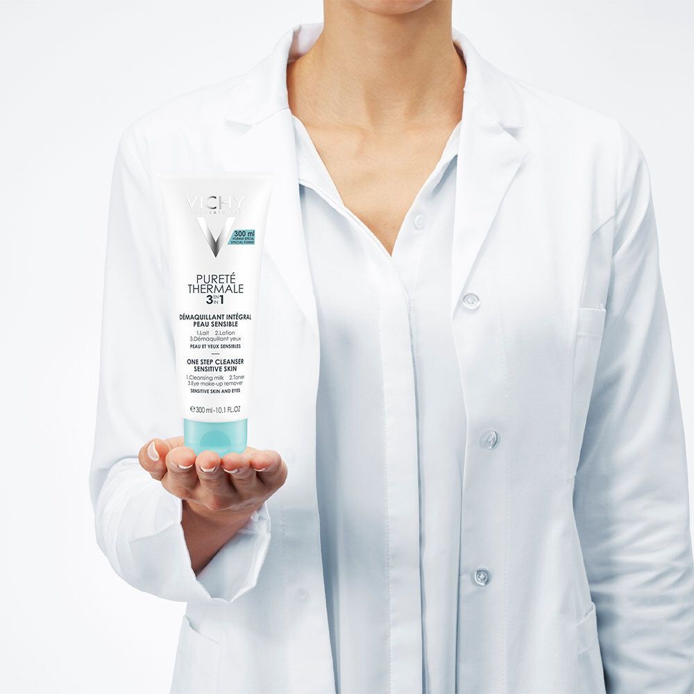 Personne tenant un tube de VICHY Pureté Thermale 3 en 1. La personne porte une blouse blanche.