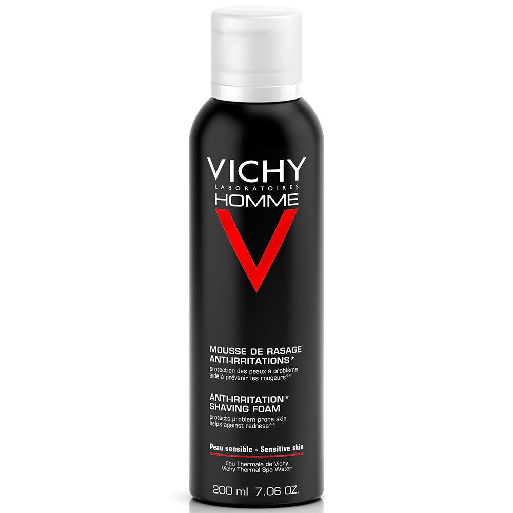 Schwarze Flasche mit weißem Deckel. Aufschrift: VICHY HOMME, rotes V. Text: MOUSSE DE RASAGE ANTI-IRRITATIONS, ANTI-IRRITATION SHAVING FOAM.