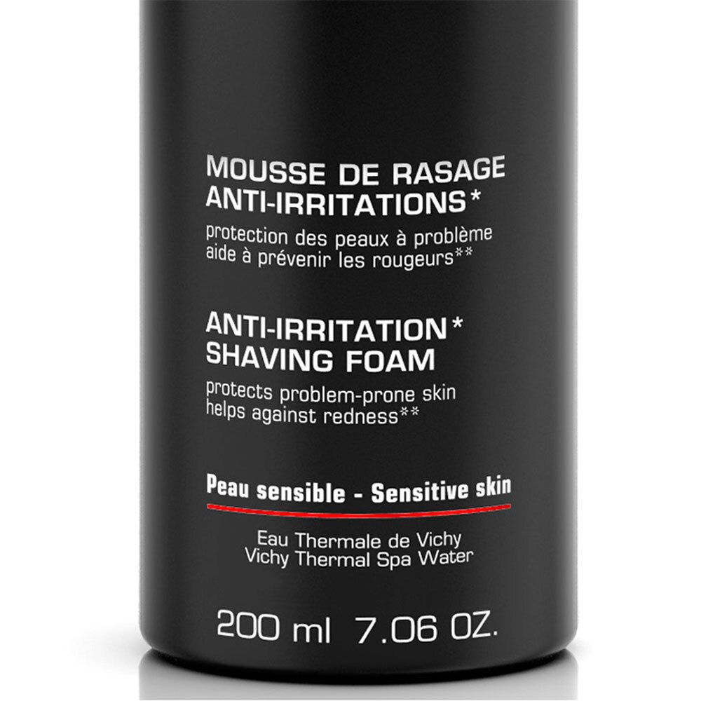 Detailansicht der schwarzen Flasche. Text: MOUSSE DE RASAGE ANTI-IRRITATIONS, ANTI-IRRITATION SHAVING FOAM, Peau sensible - Sensitive skin, 200 ml 7.06 OZ.