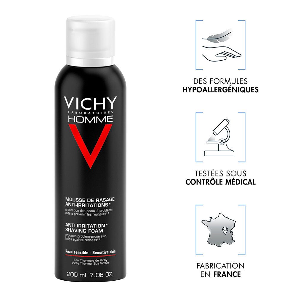 Schwarze Flasche mit weißem Deckel. Text: VICHY HOMME, MOUSSE DE RASAGE ANTI-IRRITATIONS, ANTI-IRRITATION SHAVING FOAM. Symbole: hypoallergen, medizinische Kontrolle, Hergestellt in Frankreich.